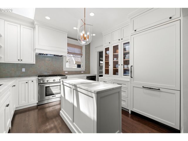 1740 Sw ELIZABETH St, Portland, OR 97201