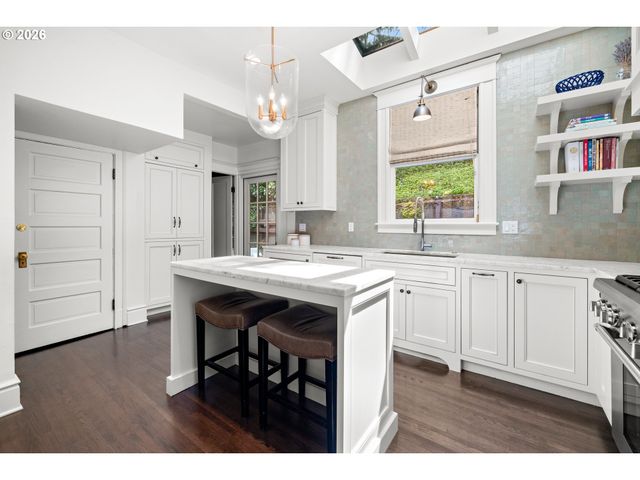 1740 Sw ELIZABETH St, Portland, OR 97201