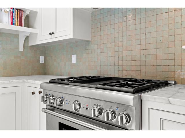 1740 Sw ELIZABETH St, Portland, OR 97201