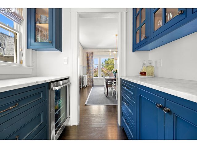 1740 Sw ELIZABETH St, Portland, OR 97201