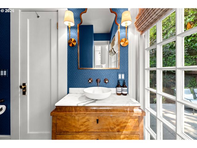 1740 Sw ELIZABETH St, Portland, OR 97201