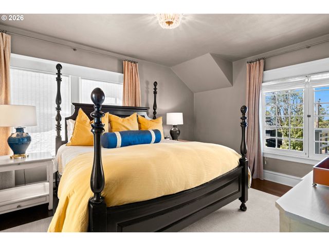 1740 Sw ELIZABETH St, Portland, OR 97201