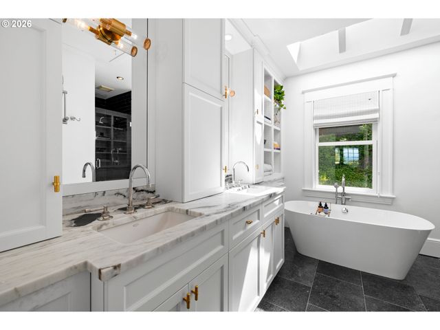 1740 Sw ELIZABETH St, Portland, OR 97201