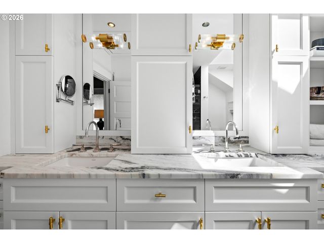 1740 Sw ELIZABETH St, Portland, OR 97201