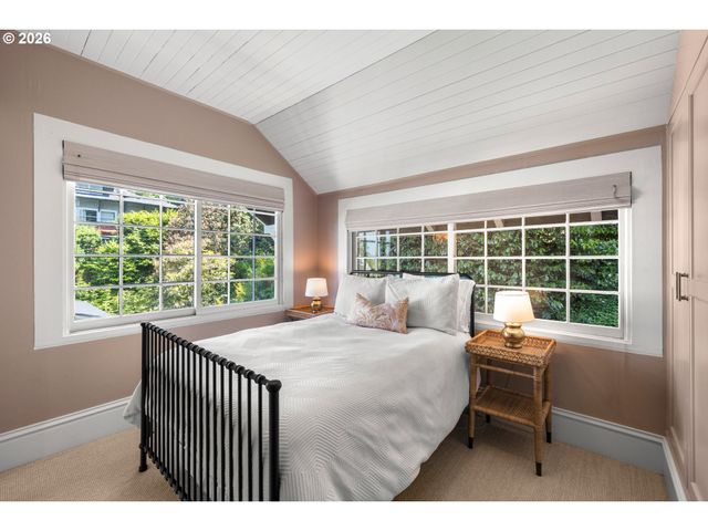 1740 Sw ELIZABETH St, Portland, OR 97201