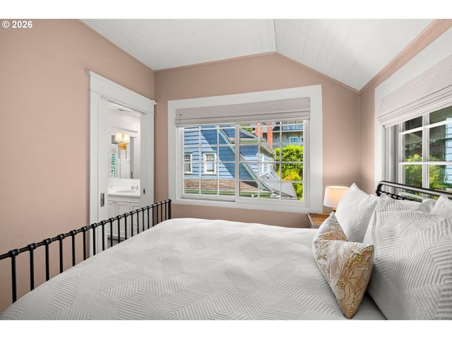 1740 Sw ELIZABETH St, Portland, OR 97201