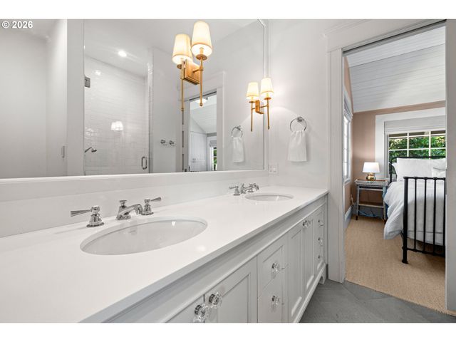 1740 Sw ELIZABETH St, Portland, OR 97201