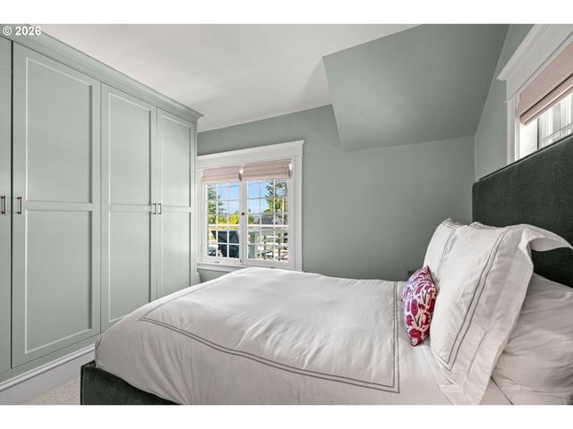 1740 Sw ELIZABETH St, Portland, OR 97201