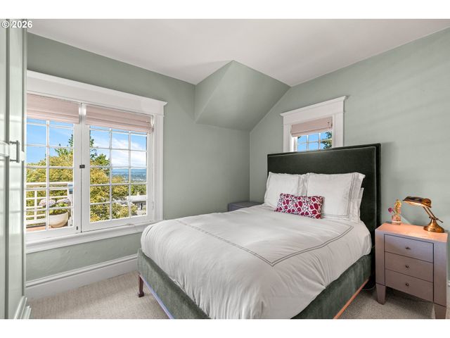 1740 Sw ELIZABETH St, Portland, OR 97201