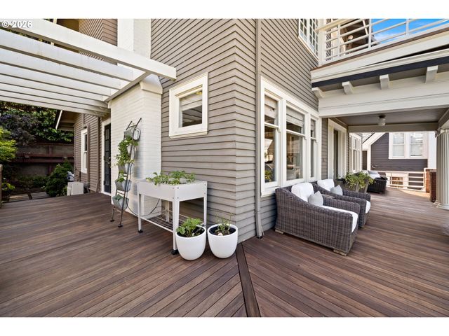 1740 Sw ELIZABETH St, Portland, OR 97201