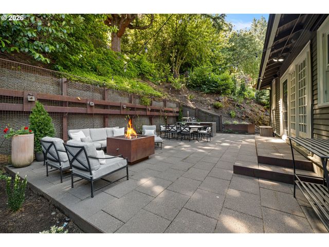 1740 Sw ELIZABETH St, Portland, OR 97201