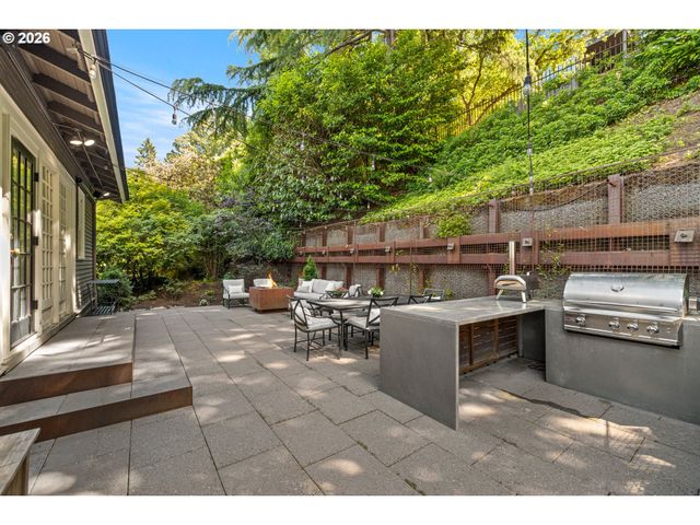 1740 Sw ELIZABETH St, Portland, OR 97201