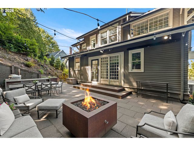 1740 Sw ELIZABETH St, Portland, OR 97201