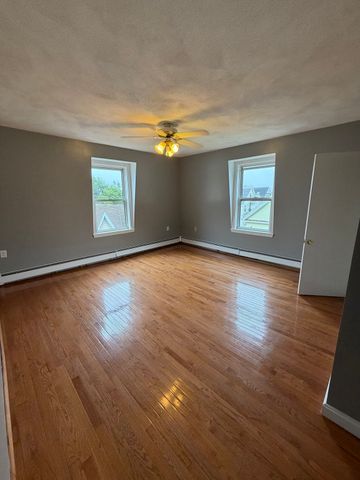 5 Washington Sq 3, Gloucester, MA 01930