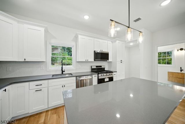 32 Alpine Dr, Jefferson Twp., NJ 07849
