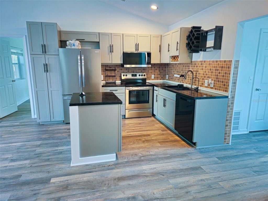 Image 10 of property listing at 12293 SW 89TH STREET, Dunnellon, FL 34432