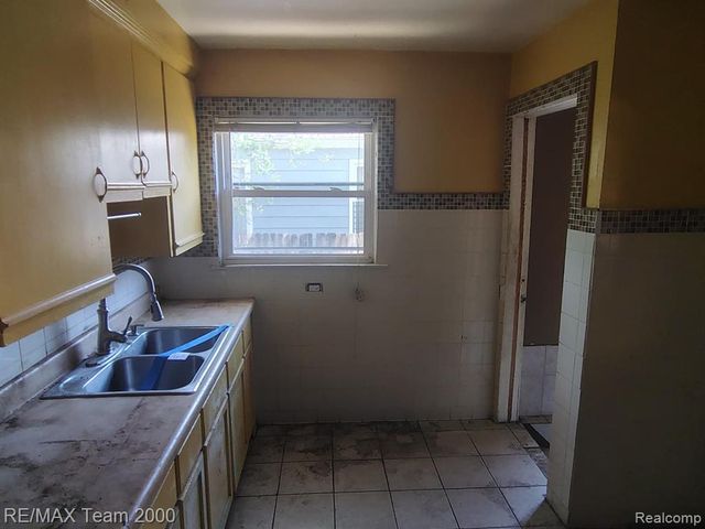 24806 Frisbee Street, Detroit, MI 48219