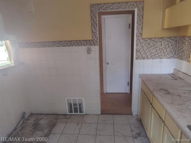 24806 Frisbee Street, Detroit, MI 48219