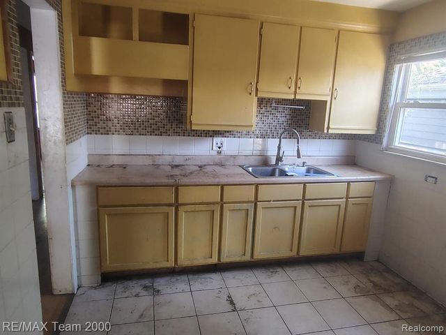 24806 Frisbee Street, Detroit, MI 48219