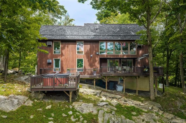 17 Tiger Trail W, Carmel, NY 10512
