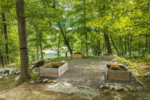 17 Tiger Trail W, Carmel, NY 10512