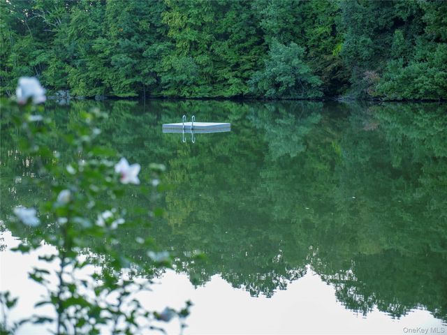 17 Tiger Trail W, Carmel, NY 10512