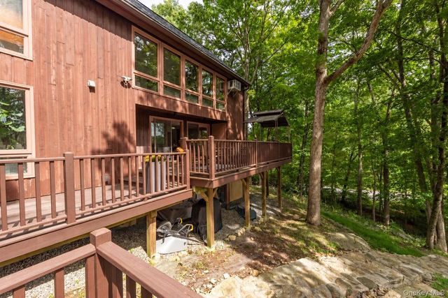 17 Tiger Trail W, Carmel, NY 10512