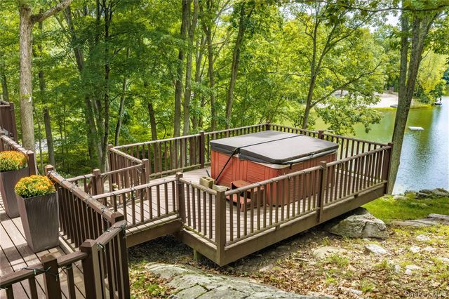 17 Tiger Trail W, Carmel, NY 10512