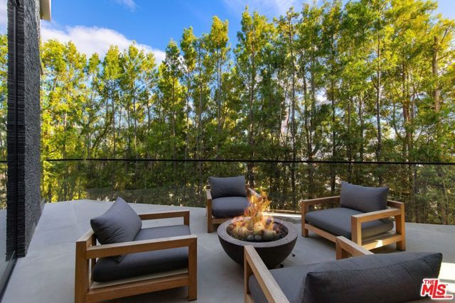1317 Londonderry Place, Los Angeles, CA 90069