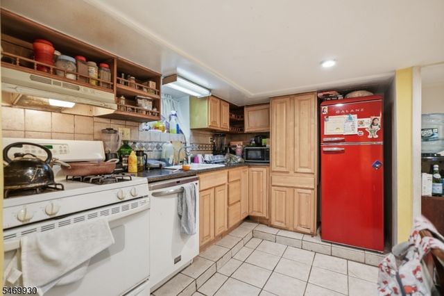 841 Bailey Ave, Elizabeth City, NJ 07208