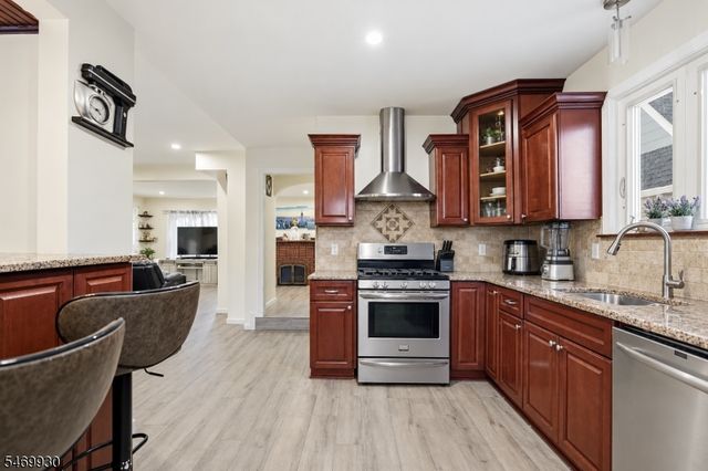 841 Bailey Ave, Elizabeth City, NJ 07208