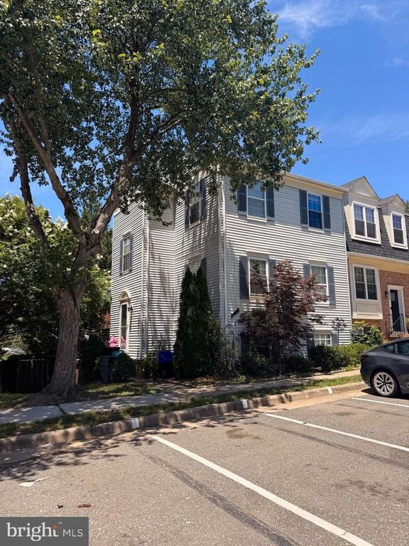 8818 RIDGE HOLLOW CT, Springfield, VA 22152