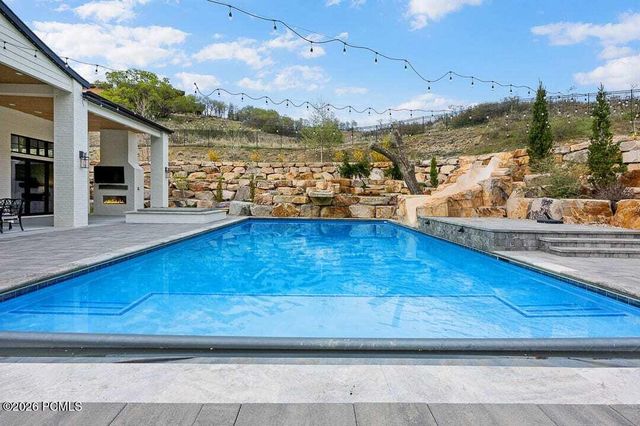11 Cross Hill Lane, Sandy, UT 84092
