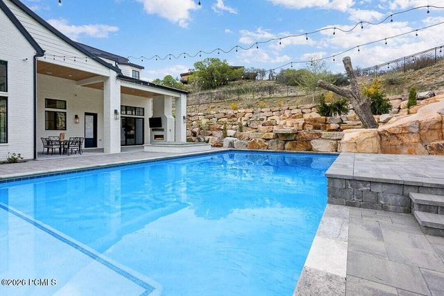 11 Cross Hill Lane, Sandy, UT 84092