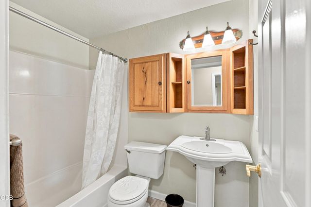 1426 Saint Andrew Way, Medford, OR 97504