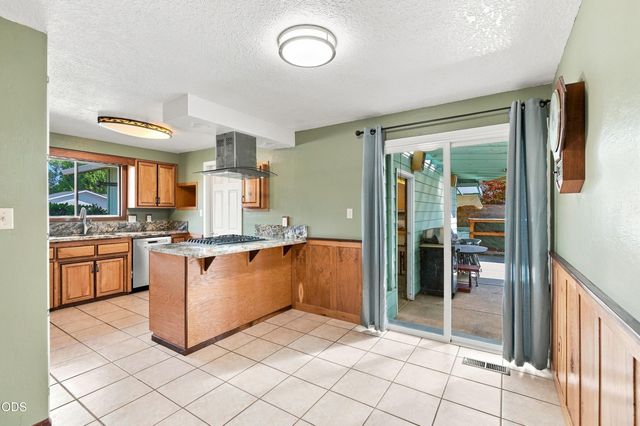 1426 Saint Andrew Way, Medford, OR 97504