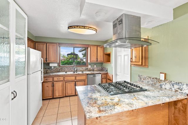 1426 Saint Andrew Way, Medford, OR 97504