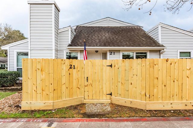 21 Hideaway Drive, Friendswood, TX 77546