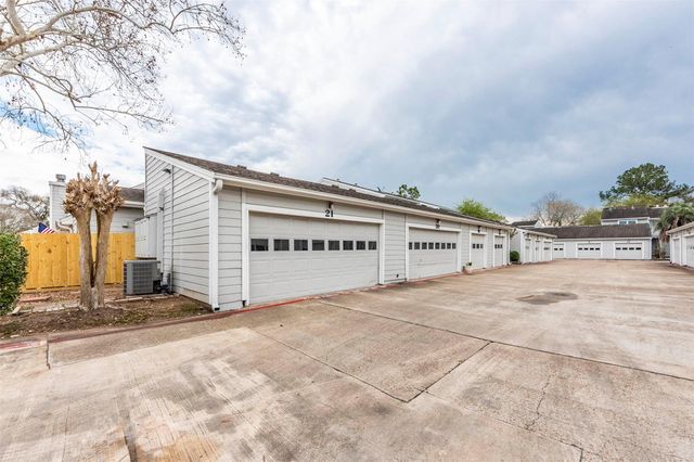 21 Hideaway Drive, Friendswood, TX 77546