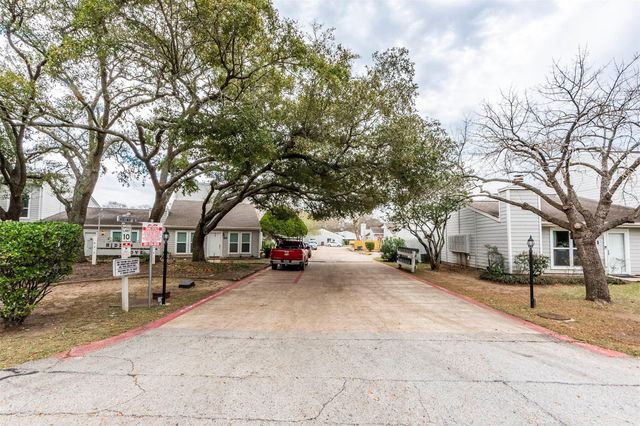 21 Hideaway Drive, Friendswood, TX 77546