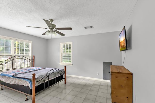 112 Lone Pine Drive, Huffman, TX 77336