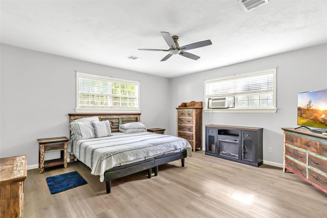 112 Lone Pine Drive, Huffman, TX 77336