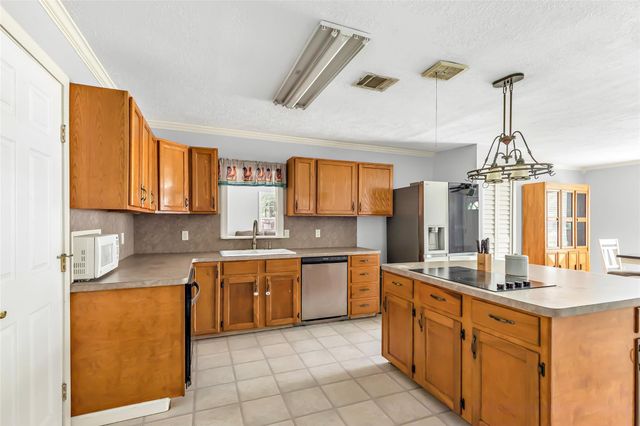 112 Lone Pine Drive, Huffman, TX 77336