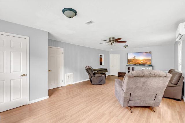 112 Lone Pine Drive, Huffman, TX 77336