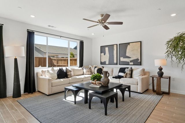 1052 Springtime Avenue, Clovis, CA 93619