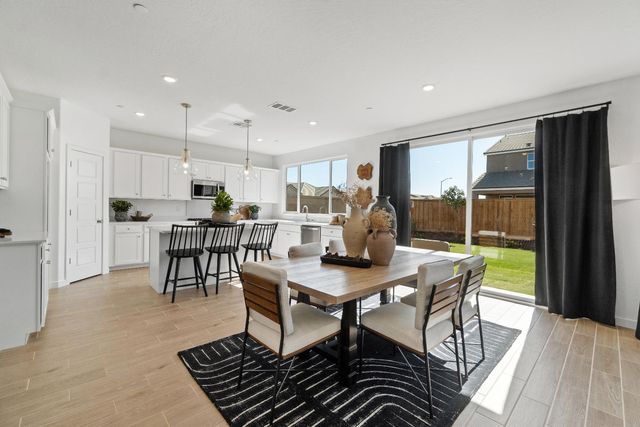 1052 Springtime Avenue, Clovis, CA 93619