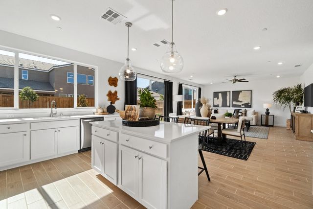 1052 Springtime Avenue, Clovis, CA 93619