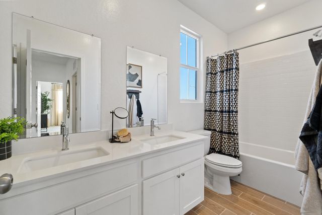 1052 Springtime Avenue, Clovis, CA 93619