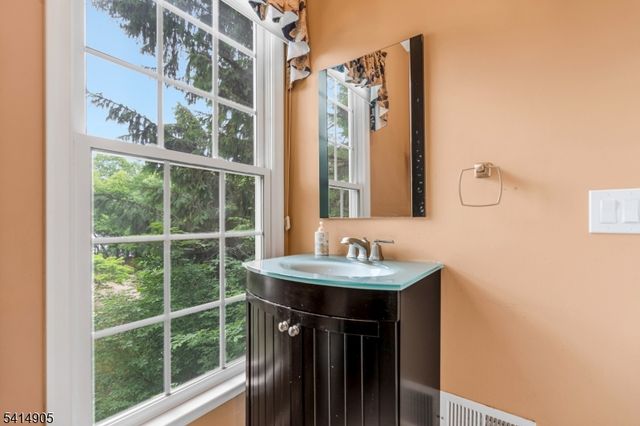 12 Warren Ave, Green Brook Twp., NJ 08812
