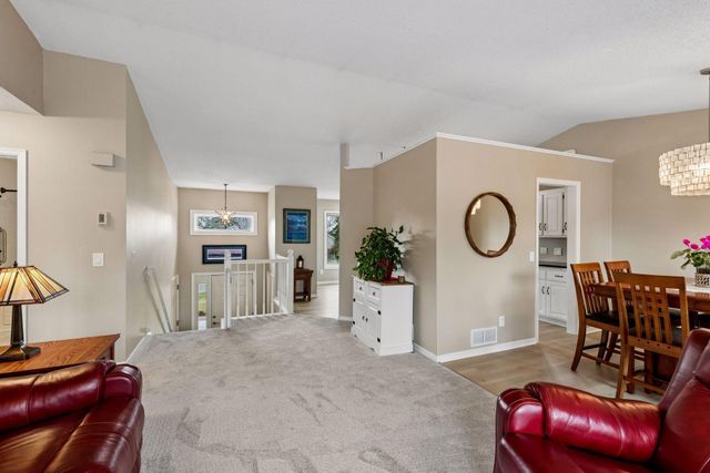 960 Saddlebrook Curve, Chanhassen, MN 55317